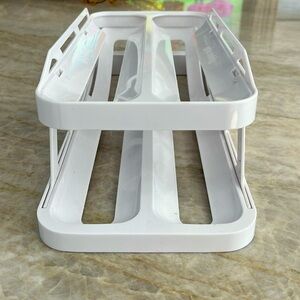 Refrigerator egg distributor